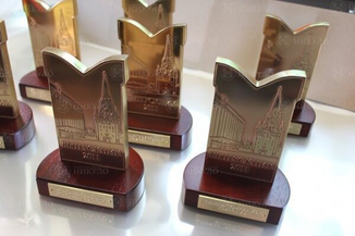 Приз Выпускник 2011 на основании красного дерева – изготовление на заказ