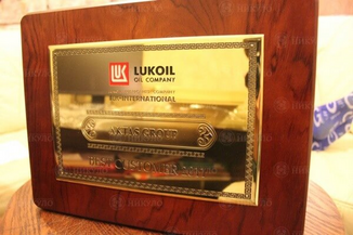 Представительская наградная плакета Lukoil – изготовление на заказ