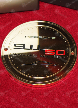 Латунная медаль, посвященная 50-летию Porsche 911